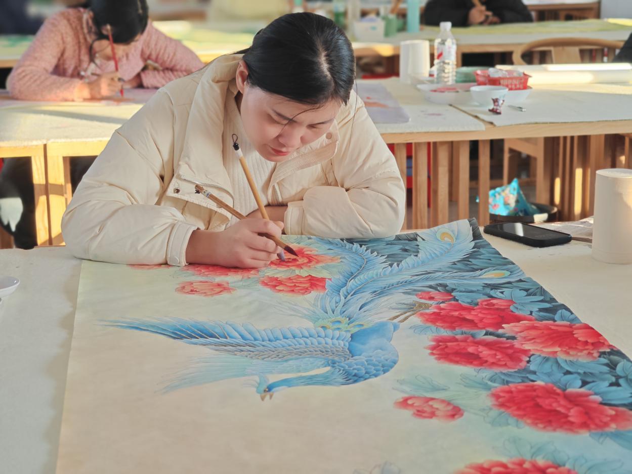 村民正在完成工笔牡丹画。 李保珠摄